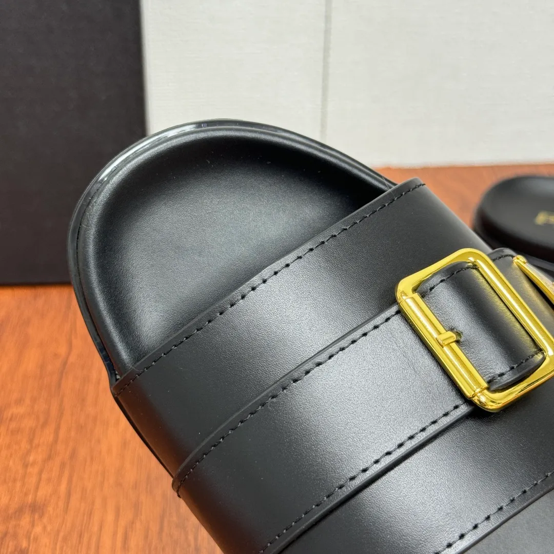 Batch 580 Prada/Prada's new men's straight style genuine leather slippers. Retro inspiration and modern lines coexist harmoniously. The dynamic design is decorated with the brand's iconic symbols and characteristic details. Genuine leather bottom layer, inner calfskin upper including stone pattern cowhide, smooth calfskin, and classic canvas three-logo pattern are available in three styles. It is decorated with genuine leather buckle straps, metal buckle details, and embellished with gold classic enamel brand logo details. Thin rubber soles are standard, and a complete package! Size: 39-40-41-42-43-44-45 Leather shoe size Item number: 2X3064 cowhide